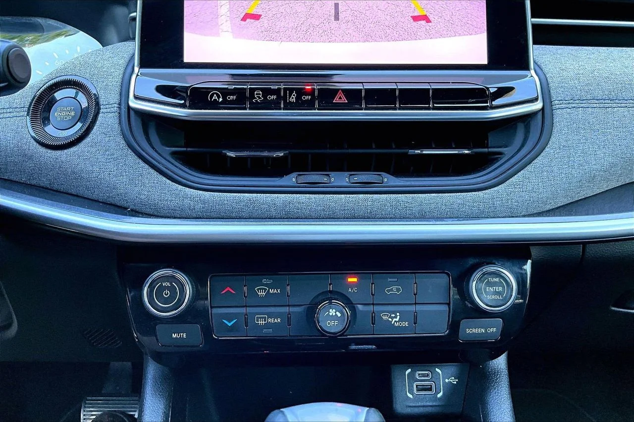 Used 2024 White/off-white Jeep Latitude image 17