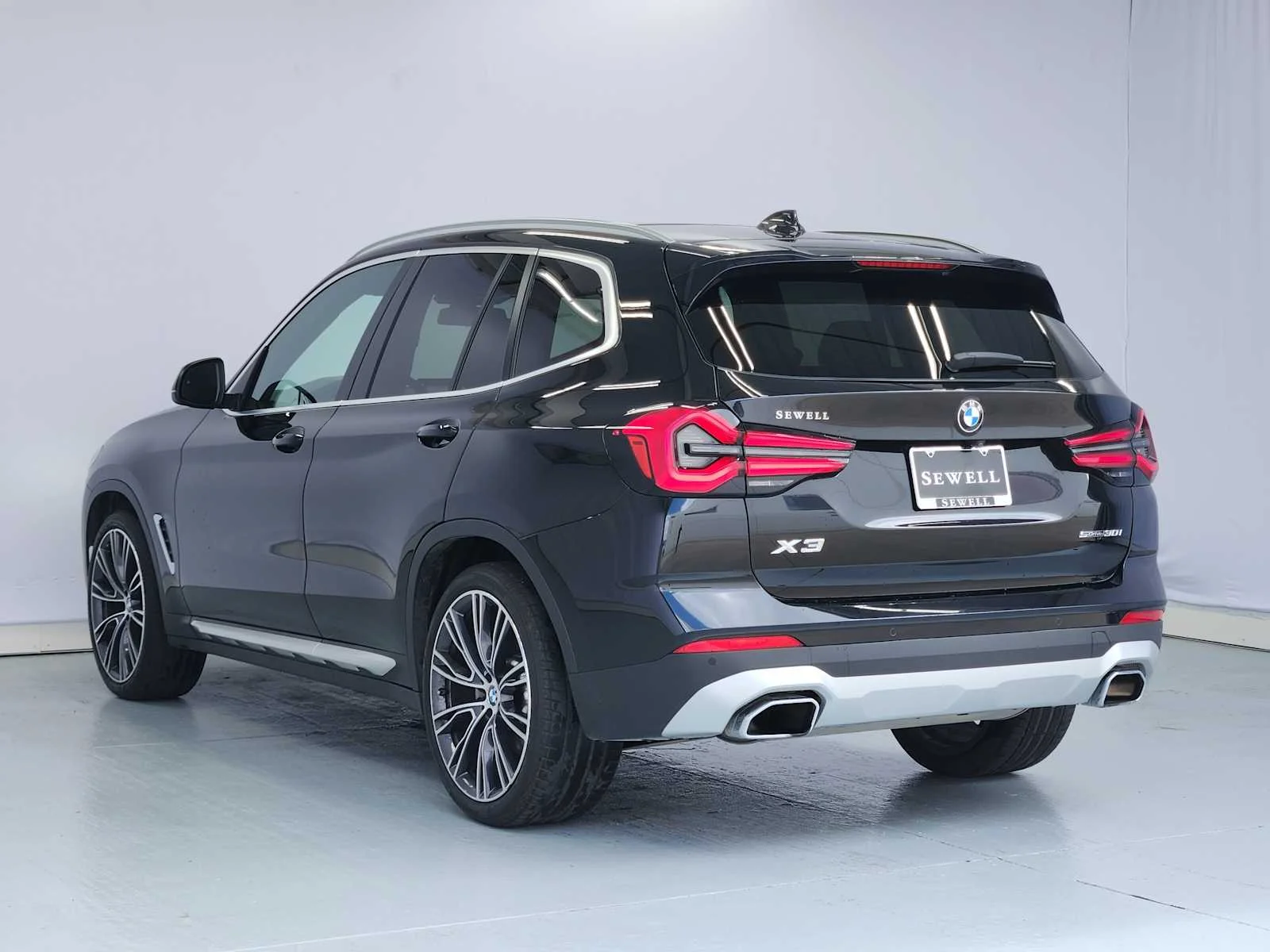 Used 2022 Black Sapphire Metallic BMW sDrive30i image 3