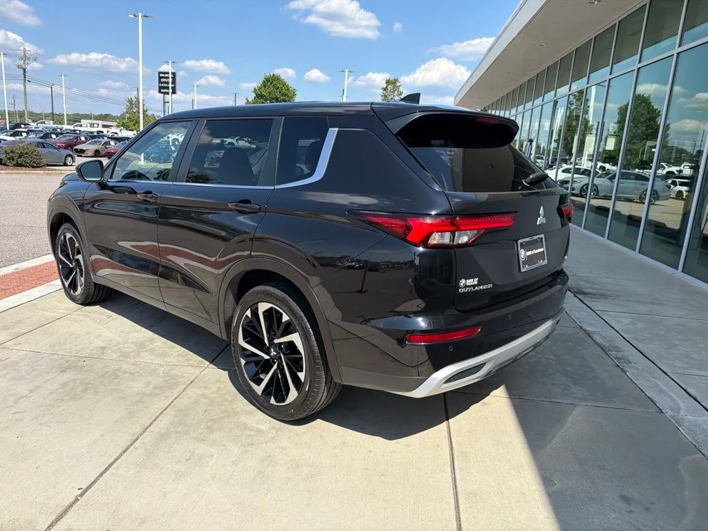 Used 2024 Silver Mitsubishi SE image 4