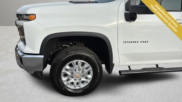 Used 2025 Summit White Chevrolet LT image 37