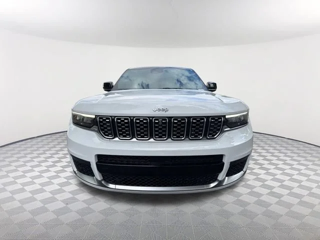 Used 2022 White Jeep Summit 4x2 image 2