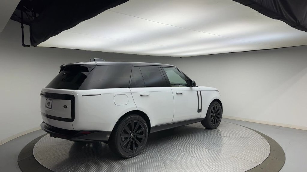 Used 2023 Fuji White Land Rover SE image 8