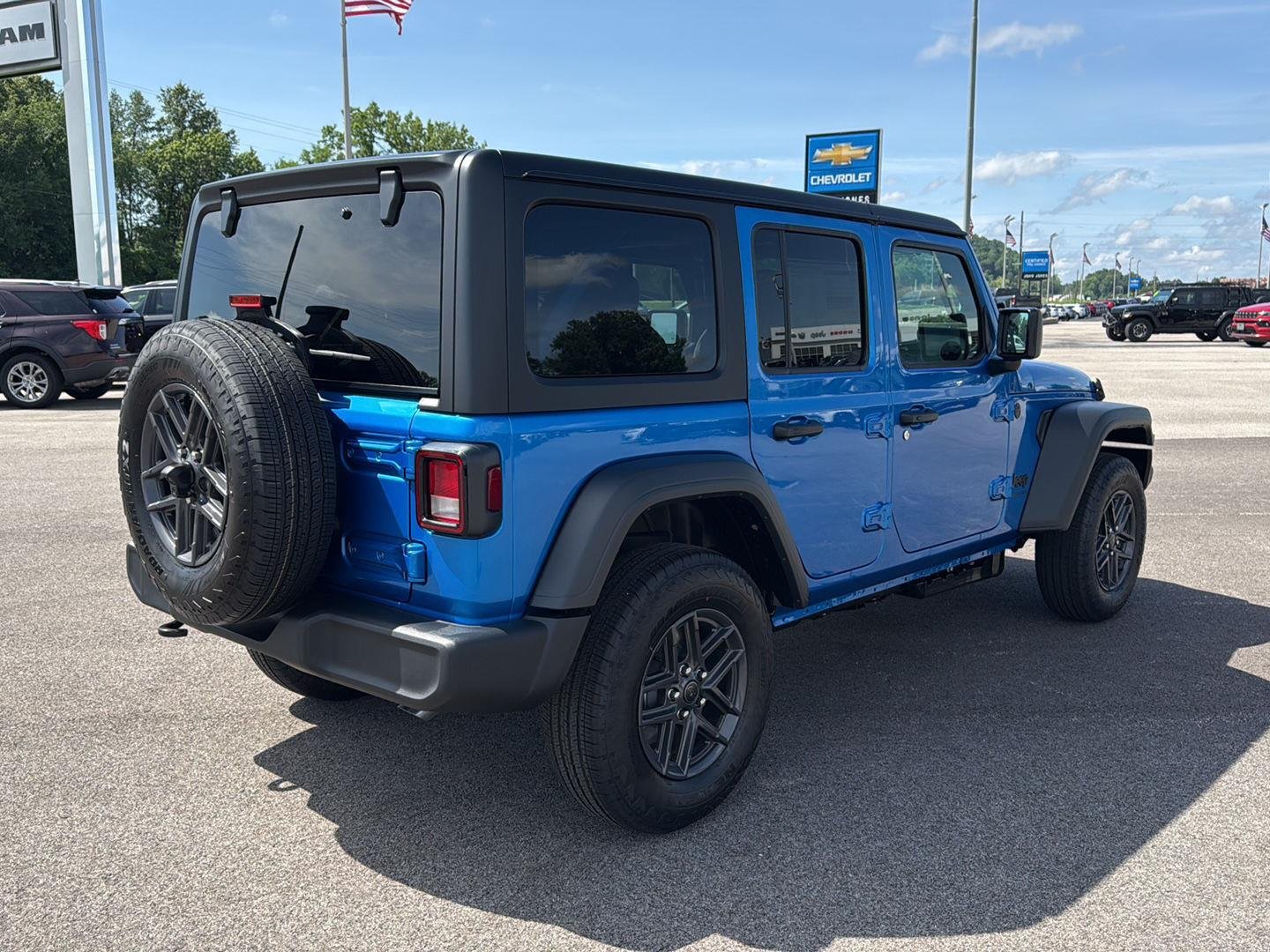 New 2026 Hydro Blue Pearl-Coat Exterior Paint Jeep Sport S image 15