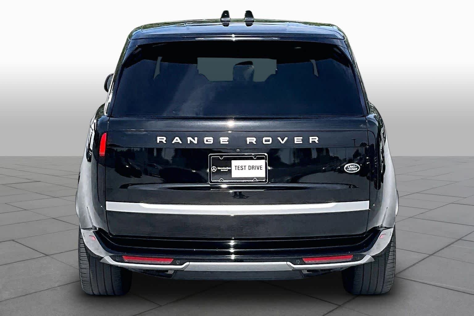 Used 2023 Ligurian Black SV Bespoke Ultra Metallic Sat Land Rover Autobiography image 5