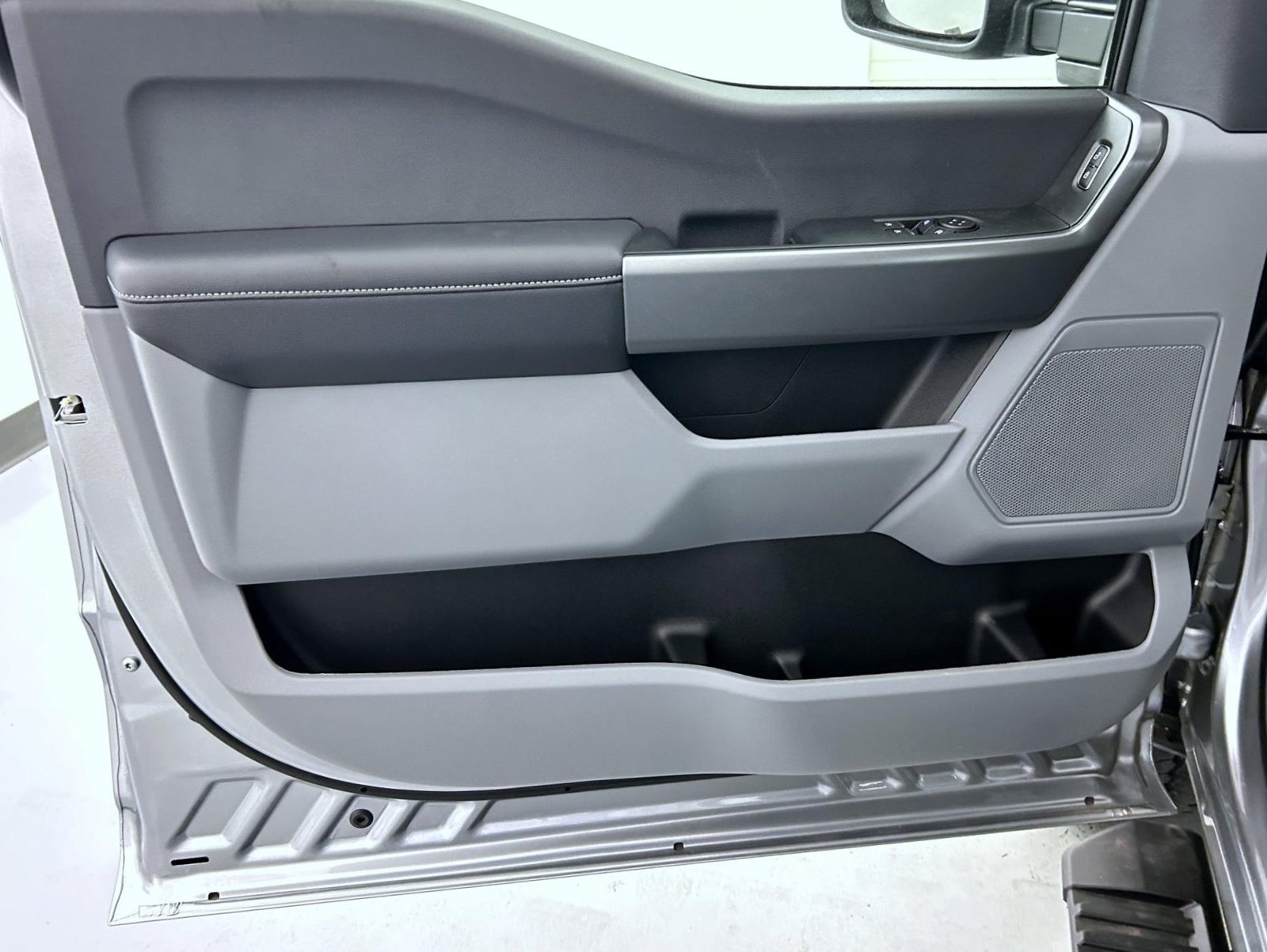 New 2027 Iconic Silver Metallic Ford XL image 9