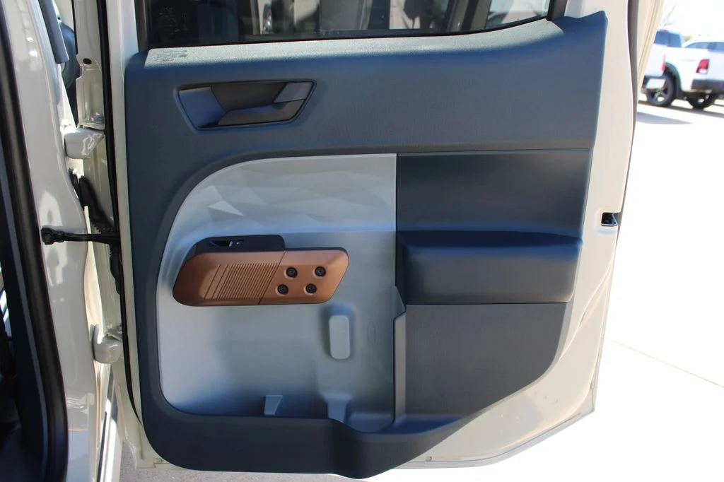 Used 2024  Ford Lariat image 38