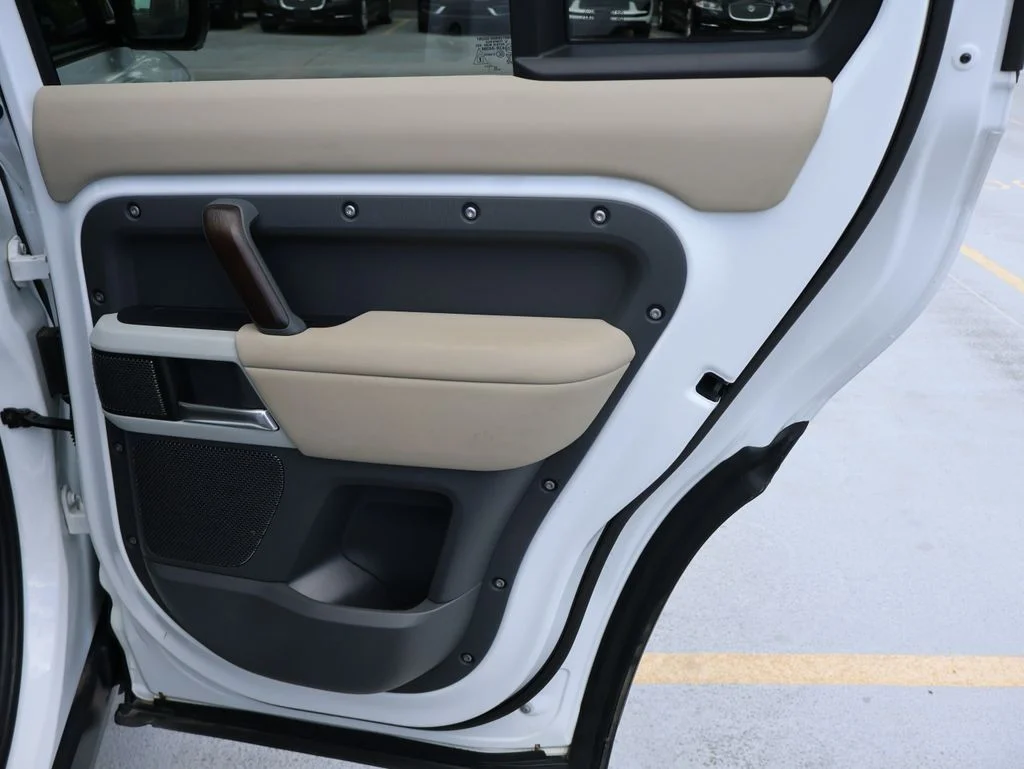 Used 2024 Fuji White Land Rover  image 14