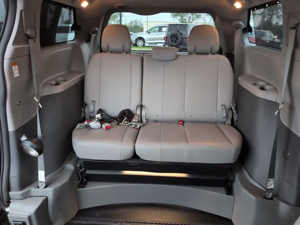 Used 2020 Gray Toyota XLE Premium image 22