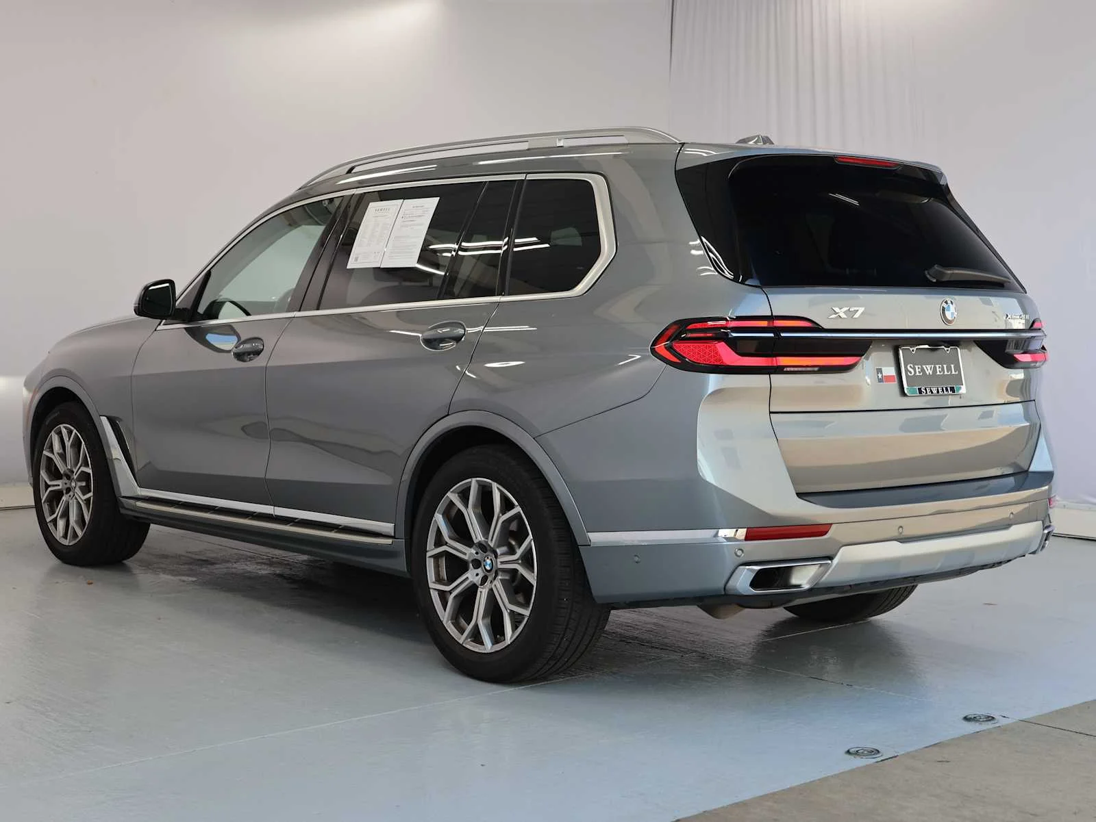 Used 2026 Skyscraper Grey Metallic BMW xDrive40i image 6