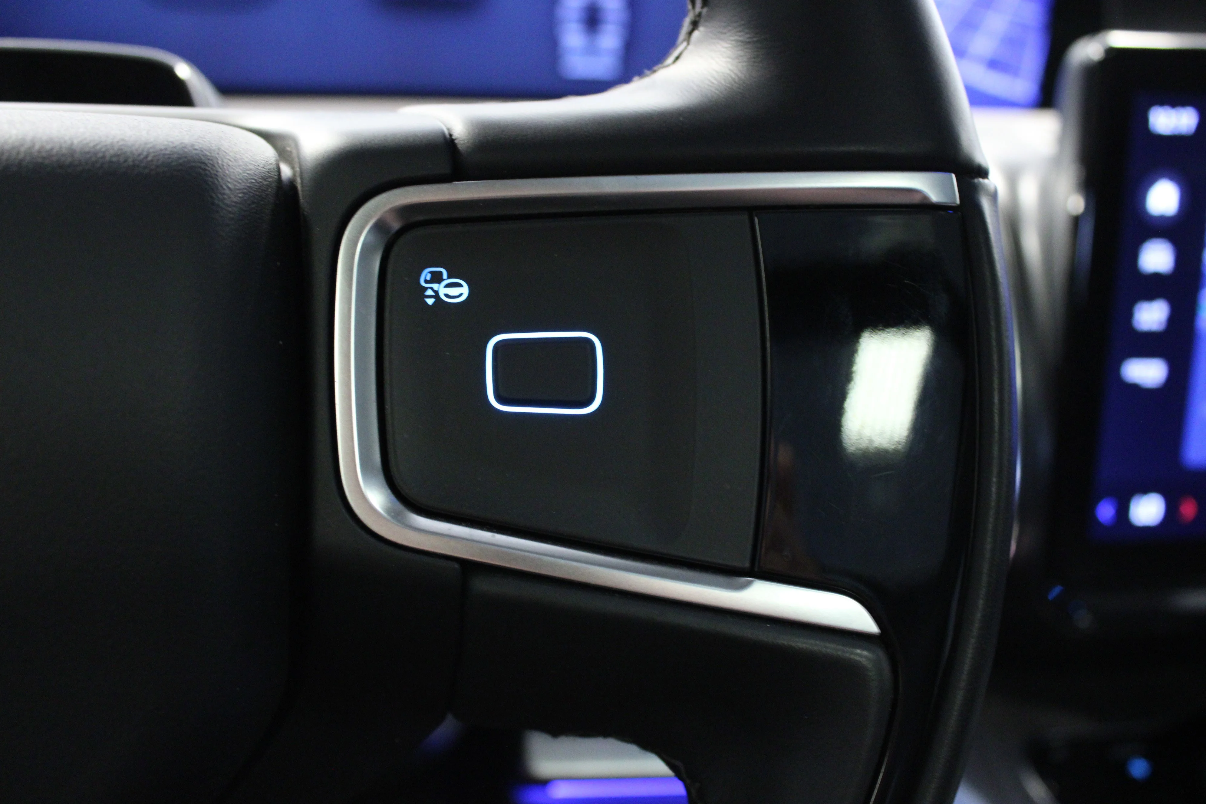 Used 2025 Agate Black Metallic Ford Platinum image 22