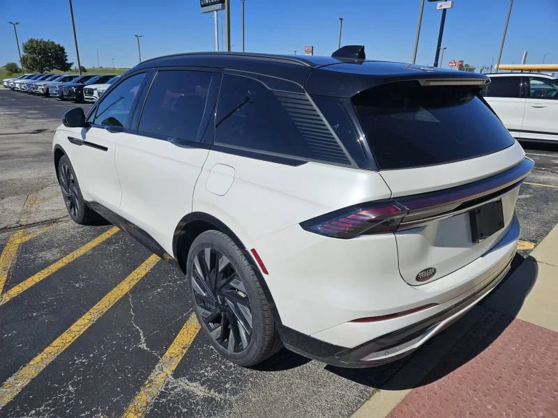 Used 2025 White Platinum Clearcoat Metallic Lincoln Reserve image 3
