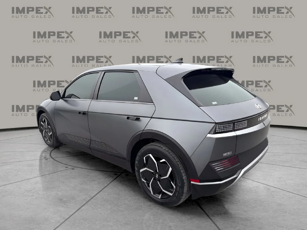 Used 2024 Gray Hyundai SEL image 3