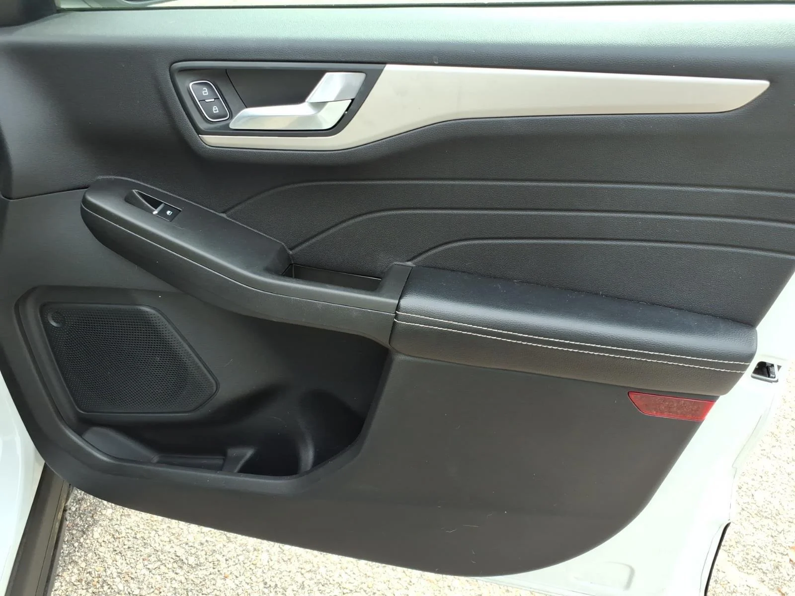 Used 2021 Oxford White Ford SE image 24
