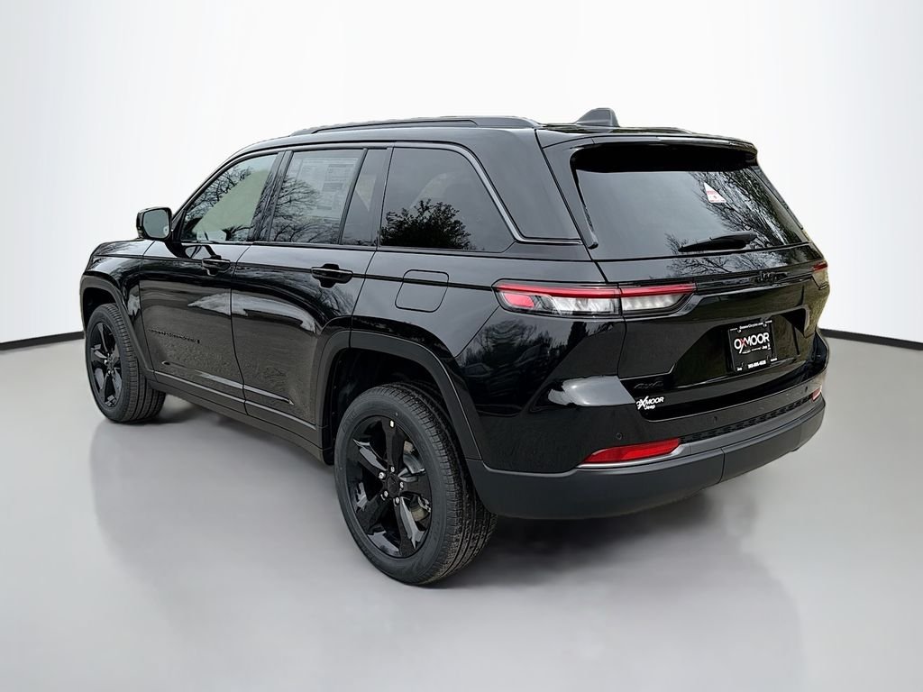 New 2026 Diamond Black Crystal Pearl-Coat Exterior Paint Jeep Limited image 6