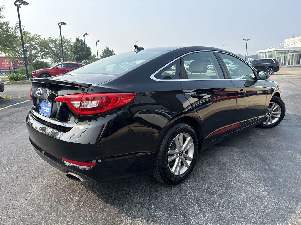Used 2017 Black Hyundai SE image 3