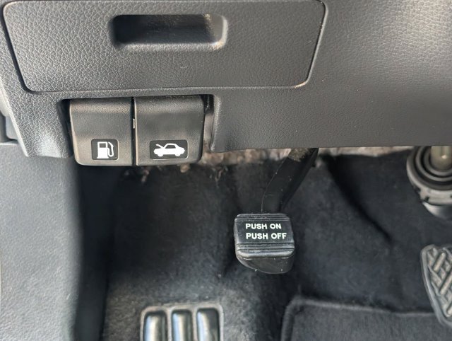 Used 2017 Silver Nissan 2.5 SV image 16