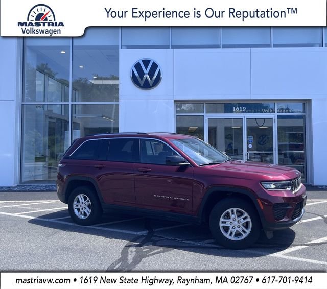 Used 2023 Velvet Jeep Laredo image 1