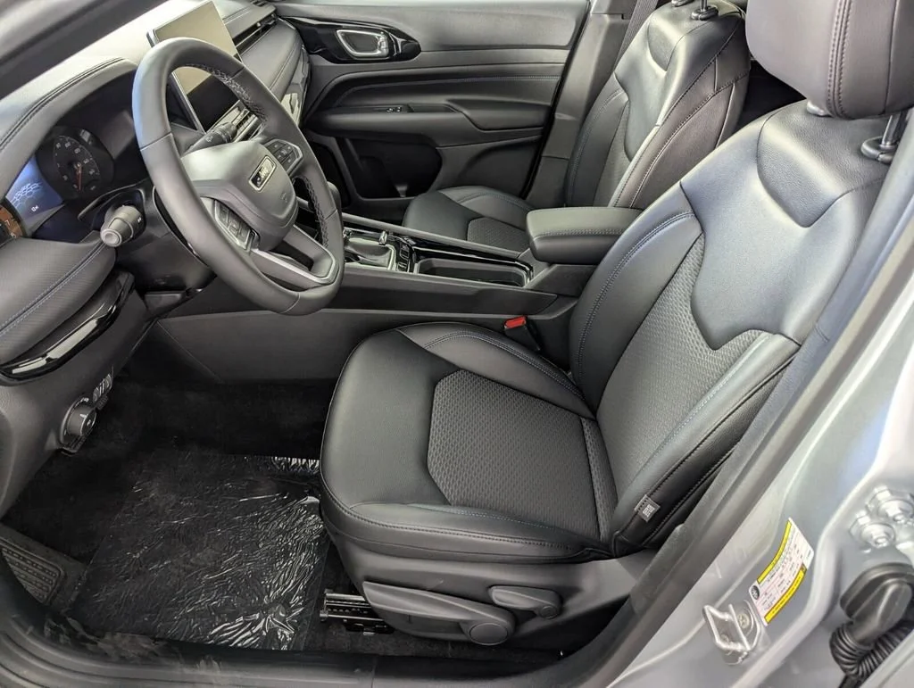 New 2026 Silver Zynith Metallic Clear-Coat Exterior Paint Jeep Latitude Altitude image 10