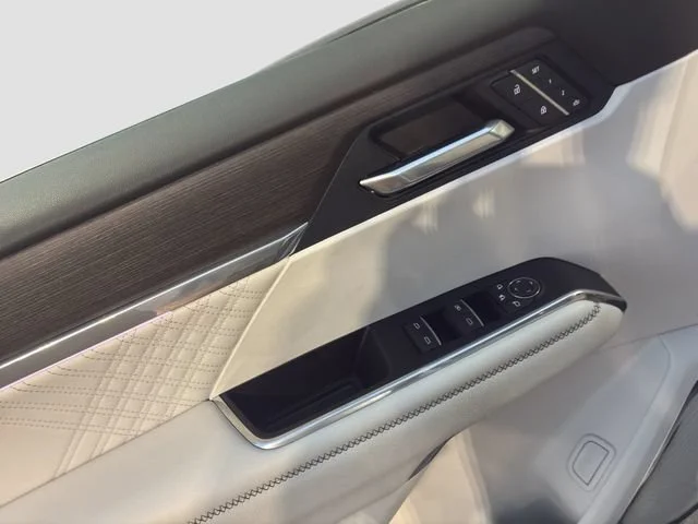 Used 2024 White Frost Tricoat GMC Denali image 15