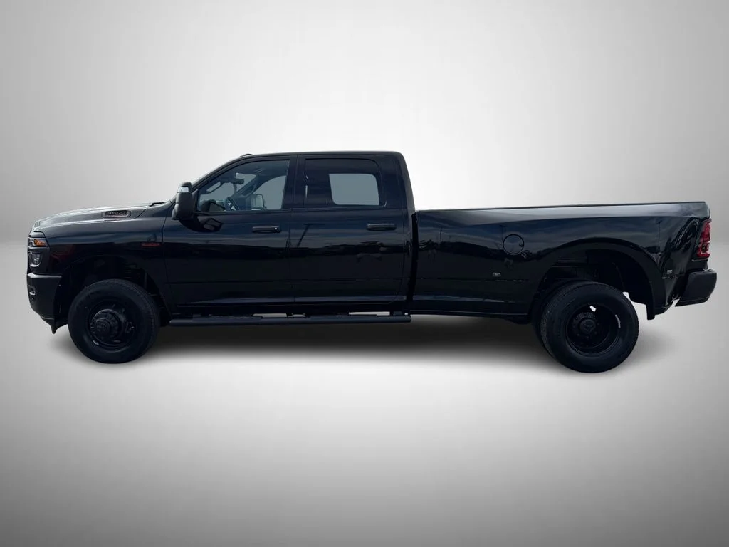 New 2026 Diamond Black Crystal Pearl-Coat Exterior Paint RAM Tradesman image 6