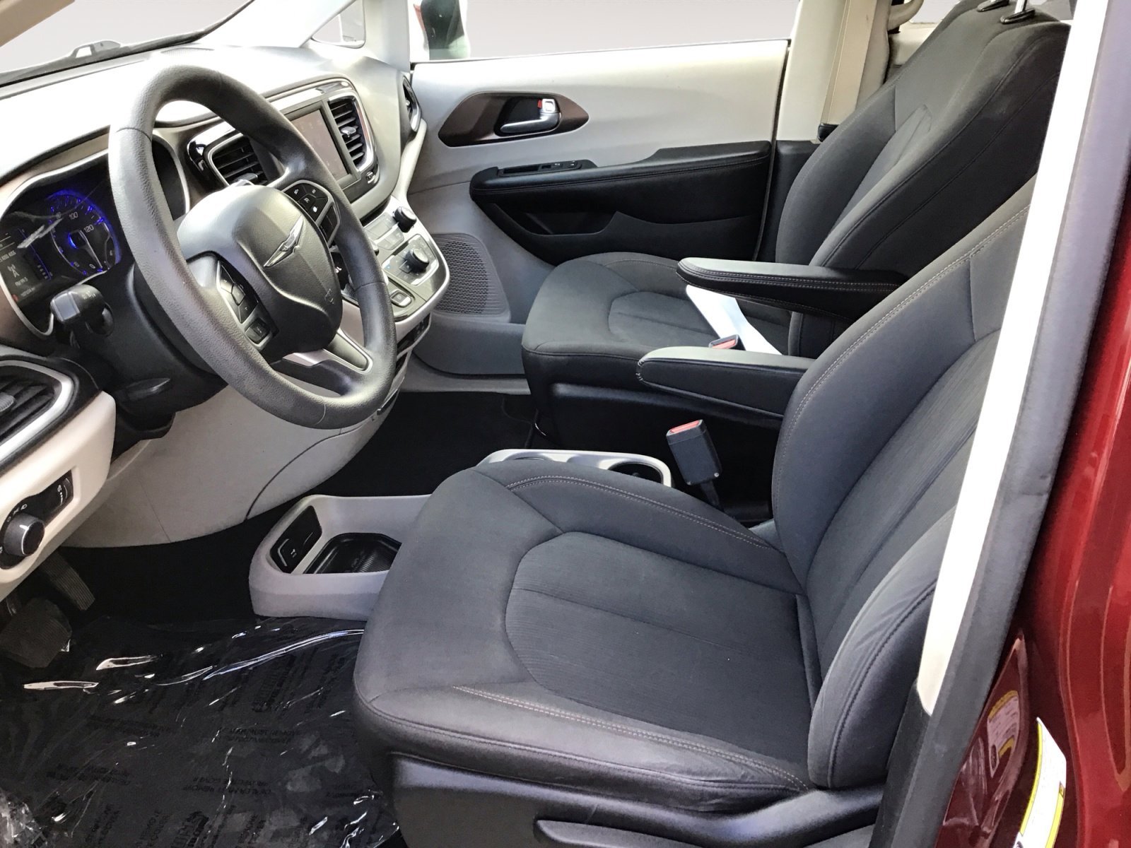 Used 2018 Velvet Red Pearlcoat Chrysler L image 20