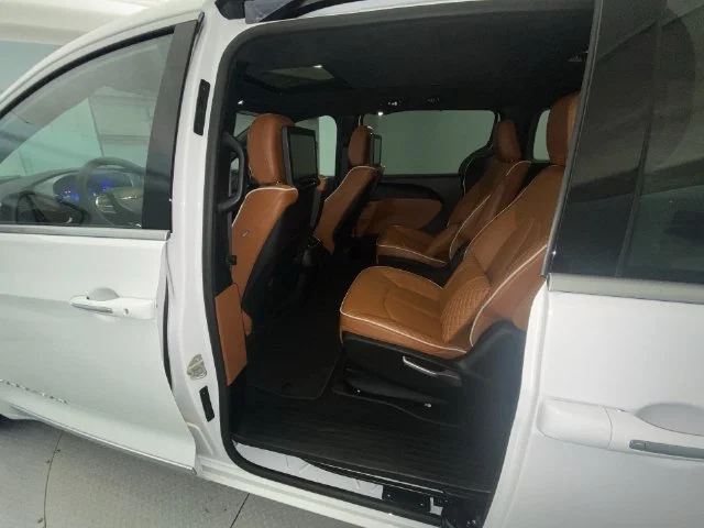 Used 2024 White Chrysler Pinnacle image 23