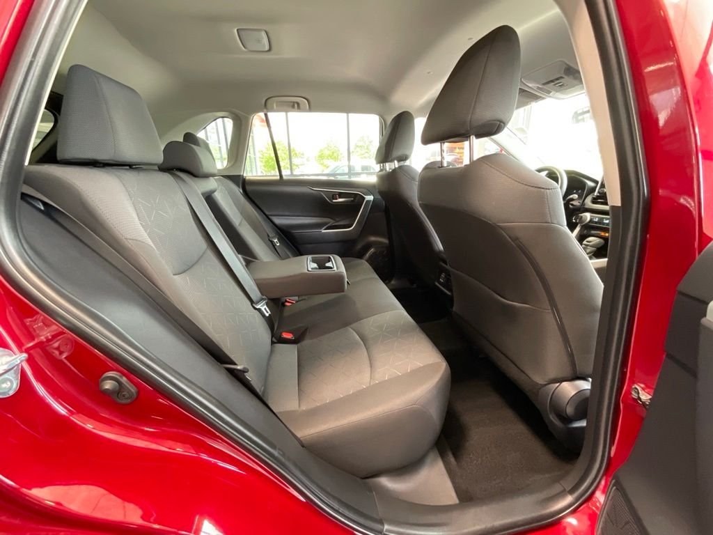 2025 Toyota RAV4 XLE - Photo 19