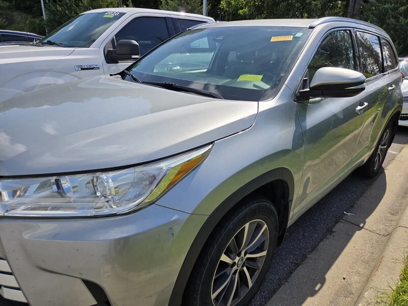 Used 2018 Celestial Silver Metallic TOYOTA XLE image 5