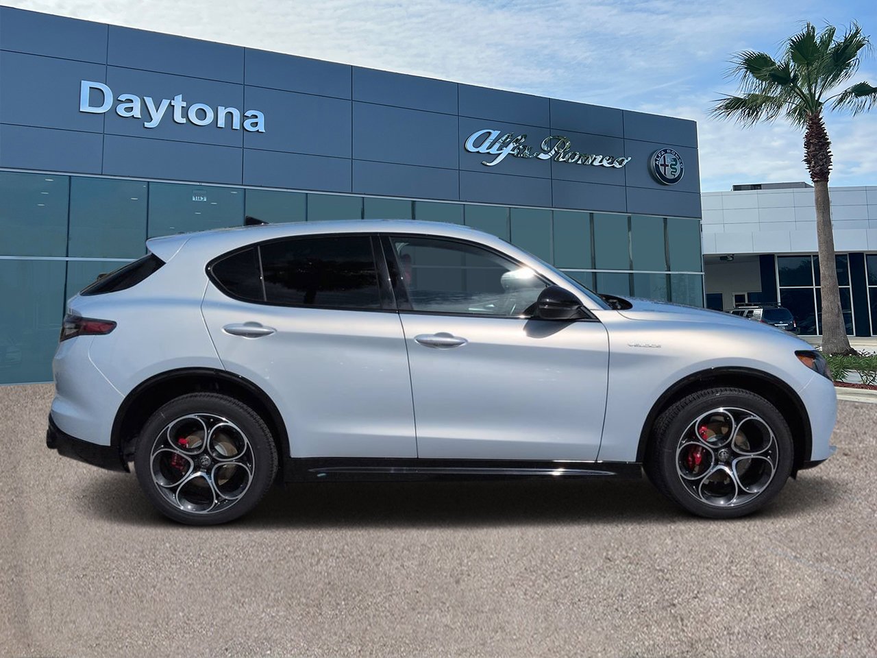New 2026 Moonlight Gray Metallic Alfa Romeo  image 2
