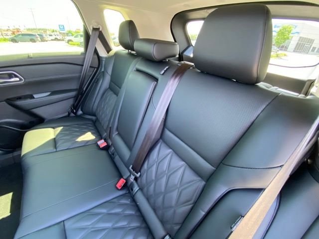 New 2026 Champagne Silver Metallic / Super Black Two-tone Nissan Platinum image 37