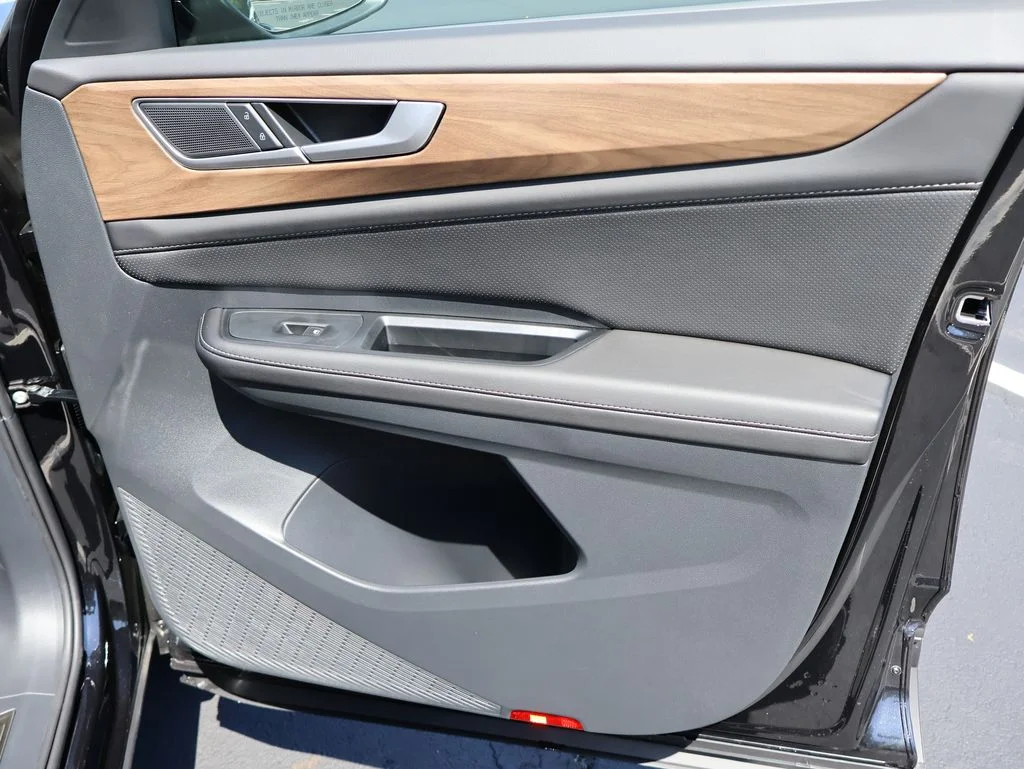 New 2026 Black Volkswagen SE w/Technology image 38