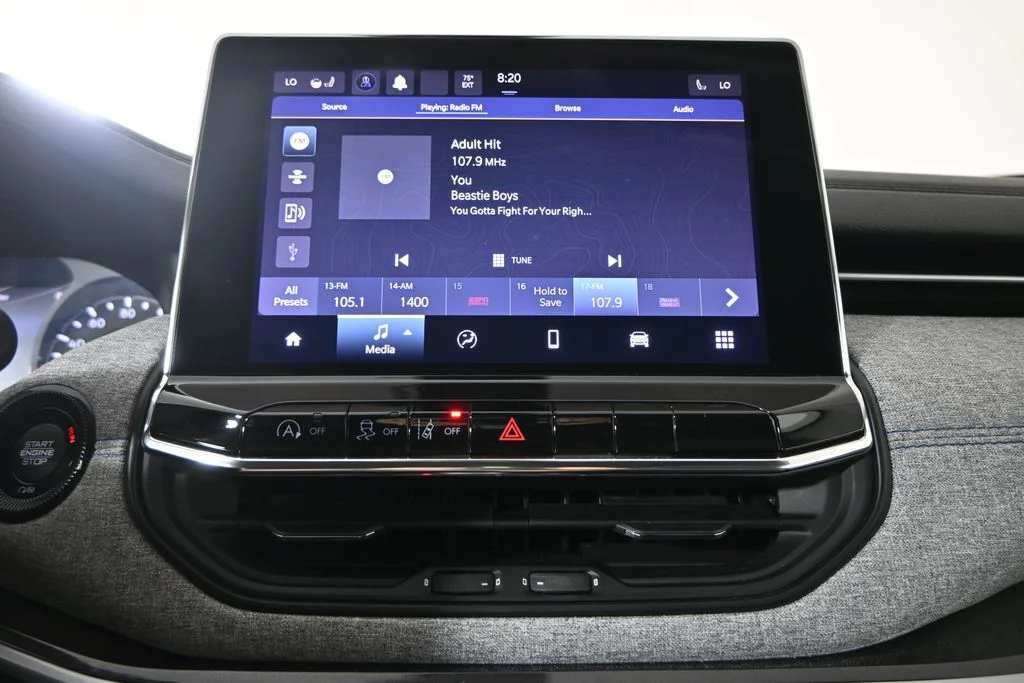Used 2022 White Jeep Latitude image 26