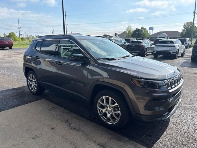 Used 2022 Gray Jeep Latitude Lux image 9