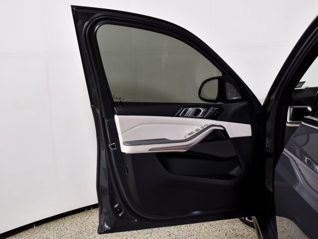 Used 2025 Gray BMW M60i image 18