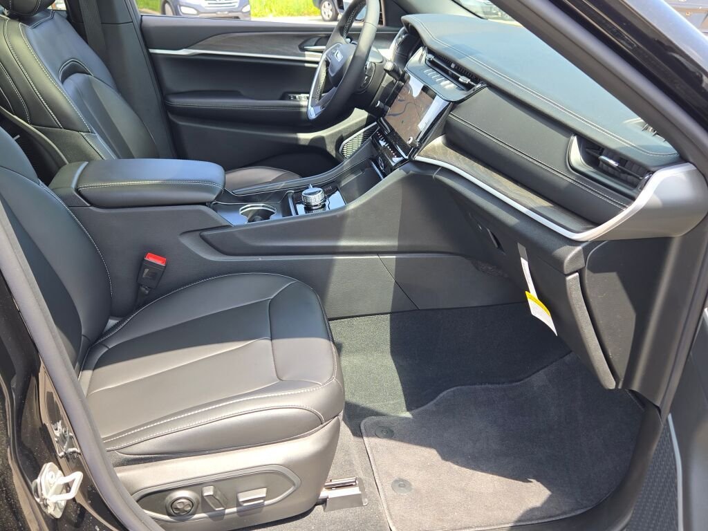 New 2026 Diamond Black Crystal Pearlcoat Jeep Limited image 4