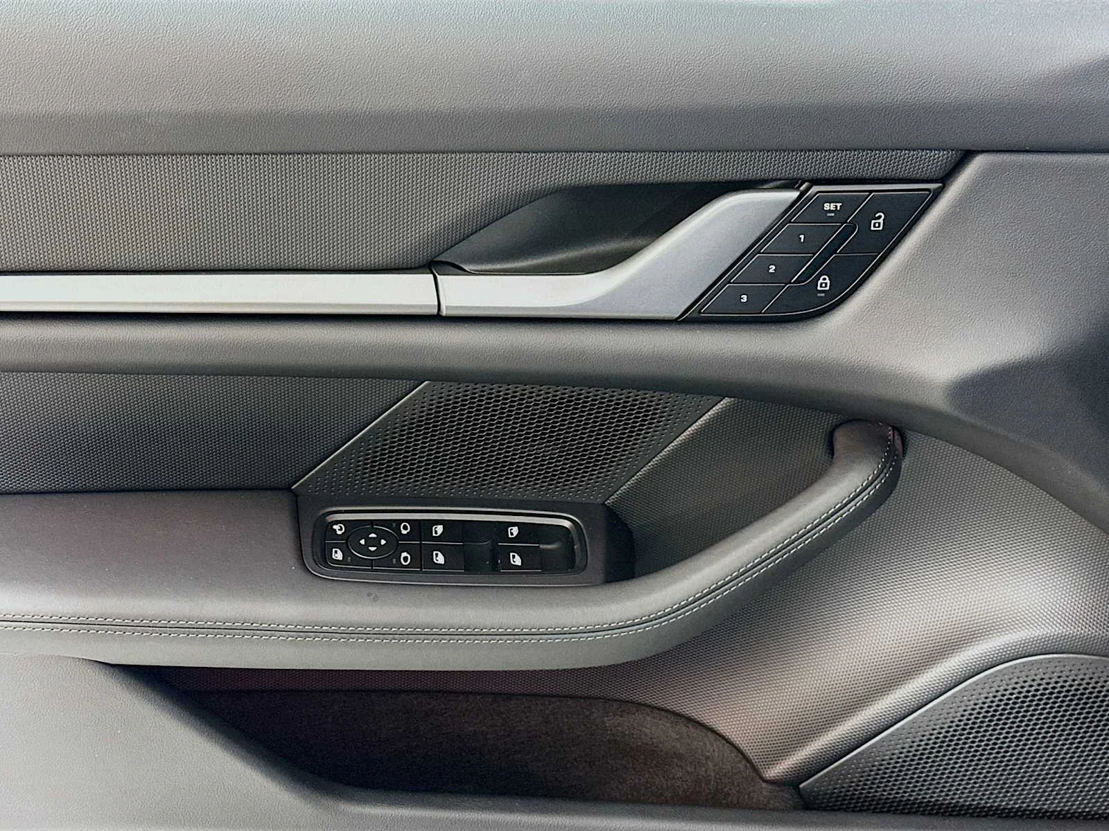 2025 Porsche Taycan Base - Photo 11