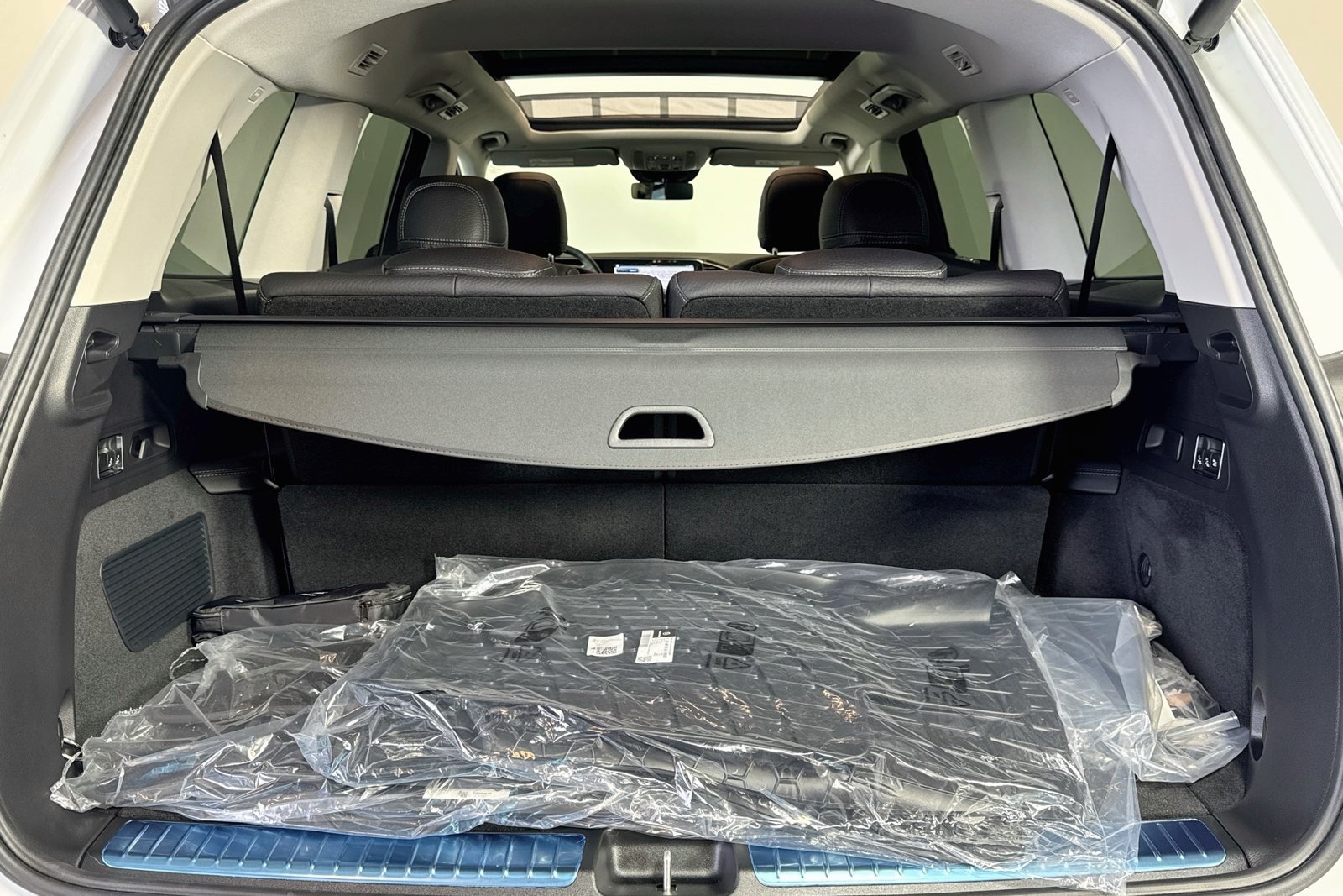 New 2026 MANUFAKTUR Moonlight White Metallic Mercedes-Benz GLS 450 image 24