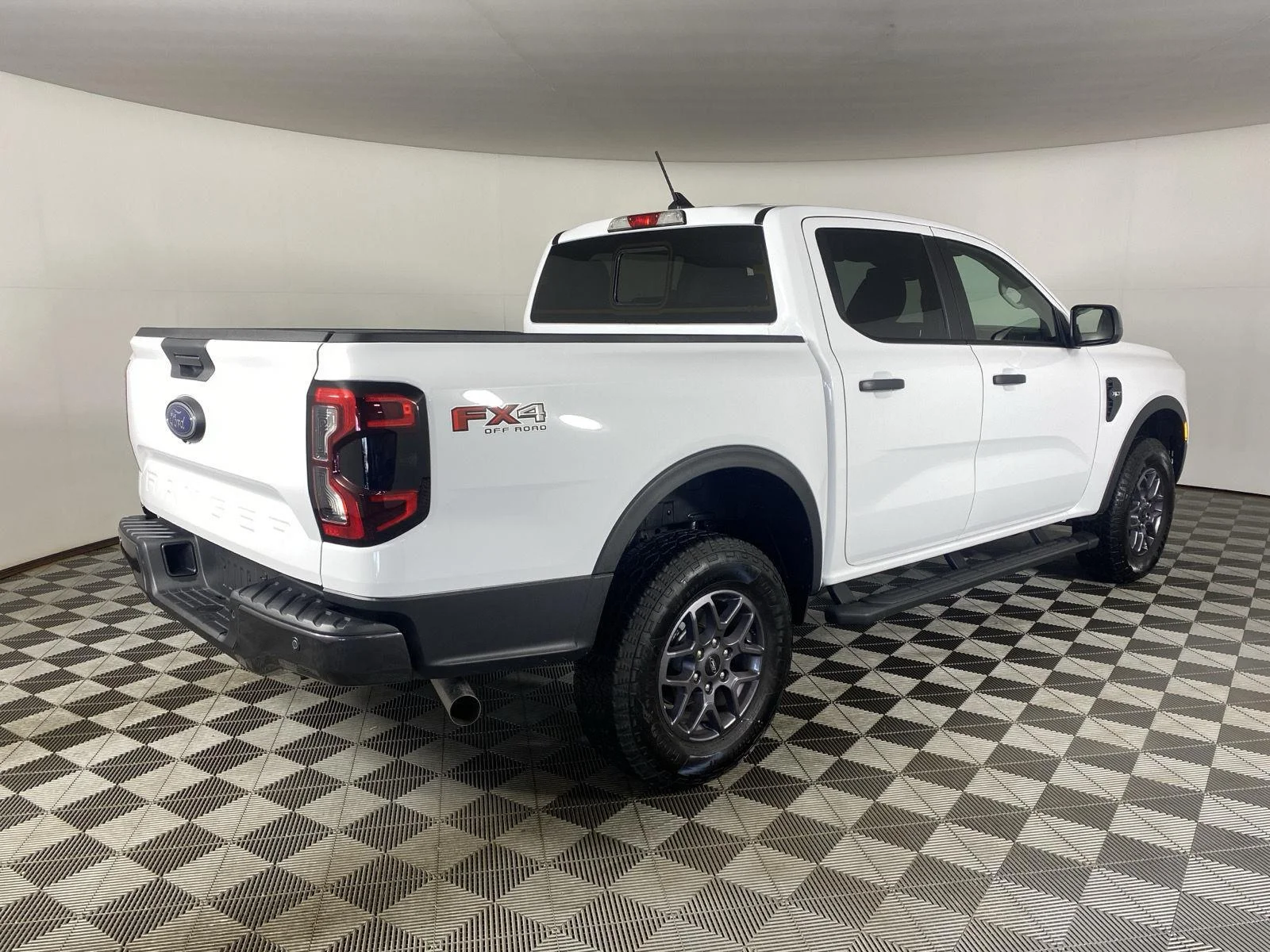 Used 2025 Oxford White Ford XLT image 10