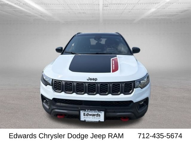 New 2026 Bright White Clear-Coat Exterior Paint Jeep Trailhawk image 2