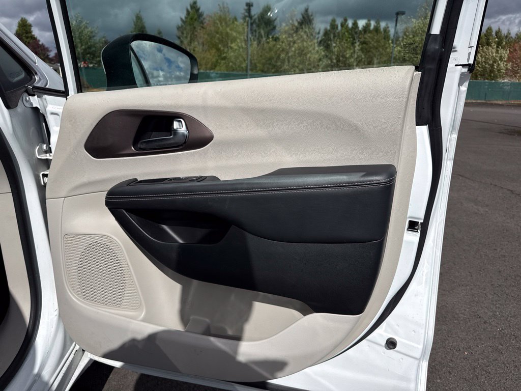 Used 2023 Bright White Clearcoat Chrysler LX image 22
