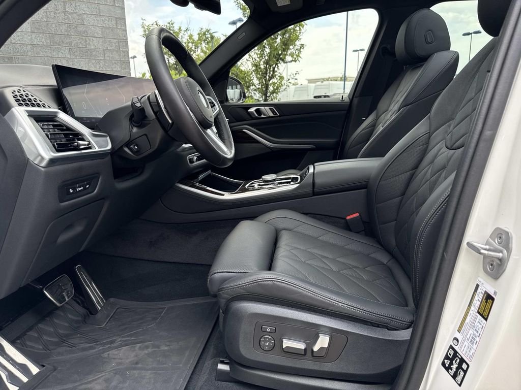 Used 2024 White BMW xDrive40i image 19
