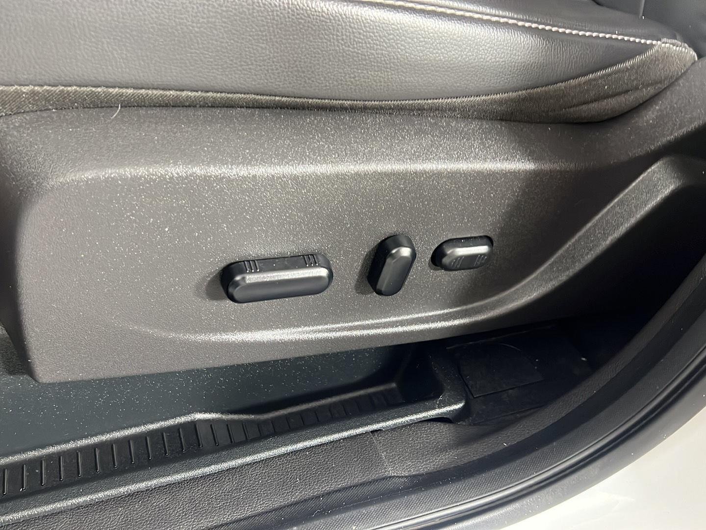 Used 2019 Oxford White Ford SEL image 21