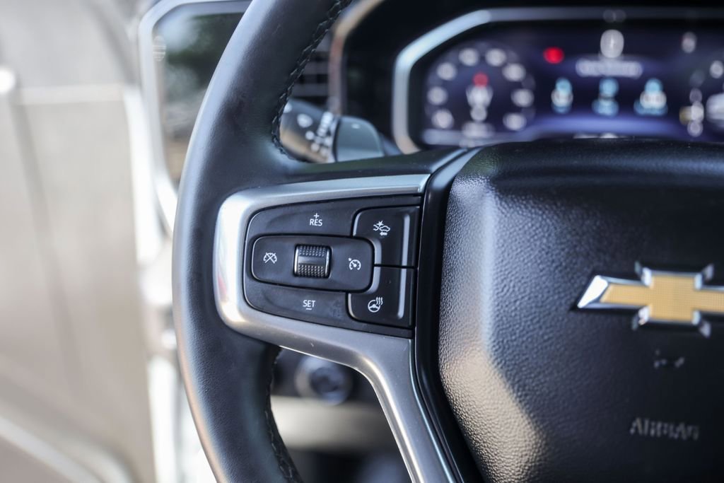 Used 2025 Summit White Chevrolet LT image 17