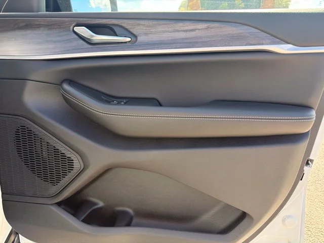 New 2027 White Jeep Laredo Altitude image 27