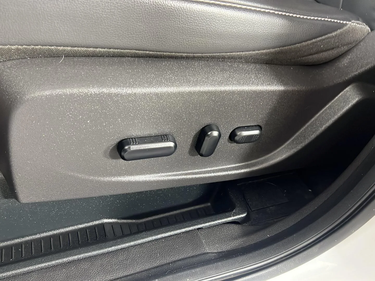 Used 2019 Oxford White Ford SEL image 21