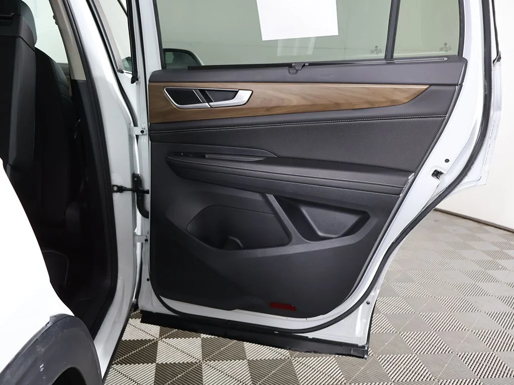 Used 2025 White Volkswagen 2.0T SE w/Technology image 25