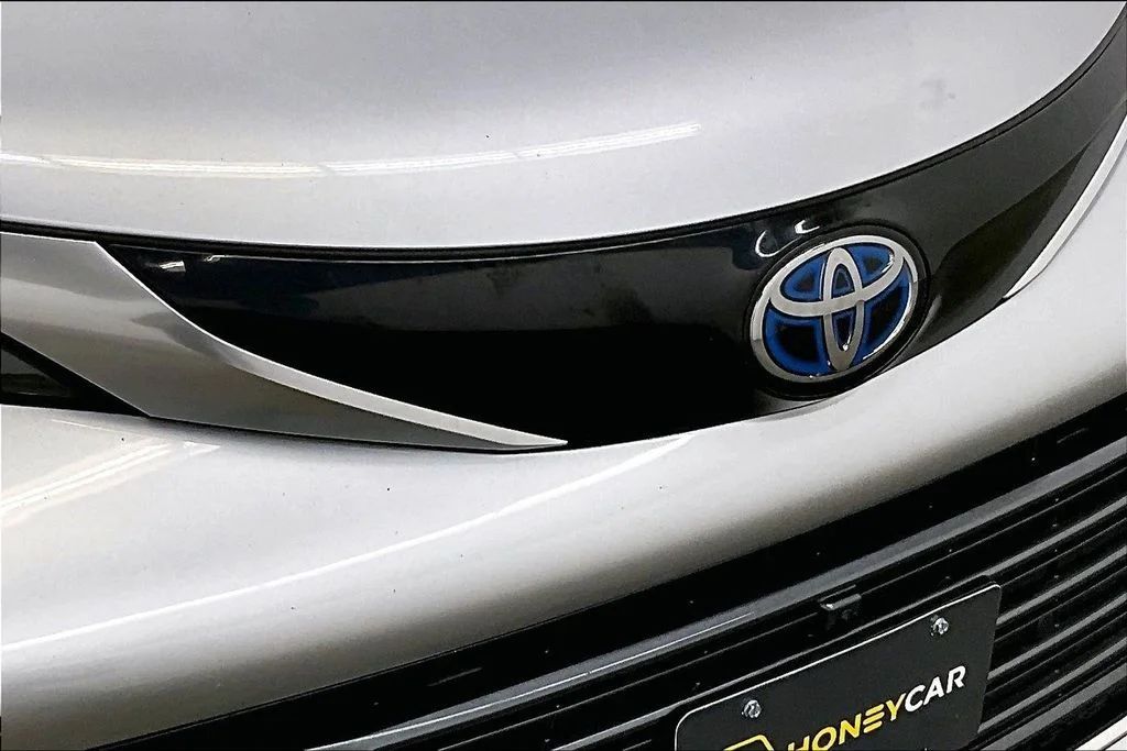 Used 2025 Silver Toyota Platinum image 32