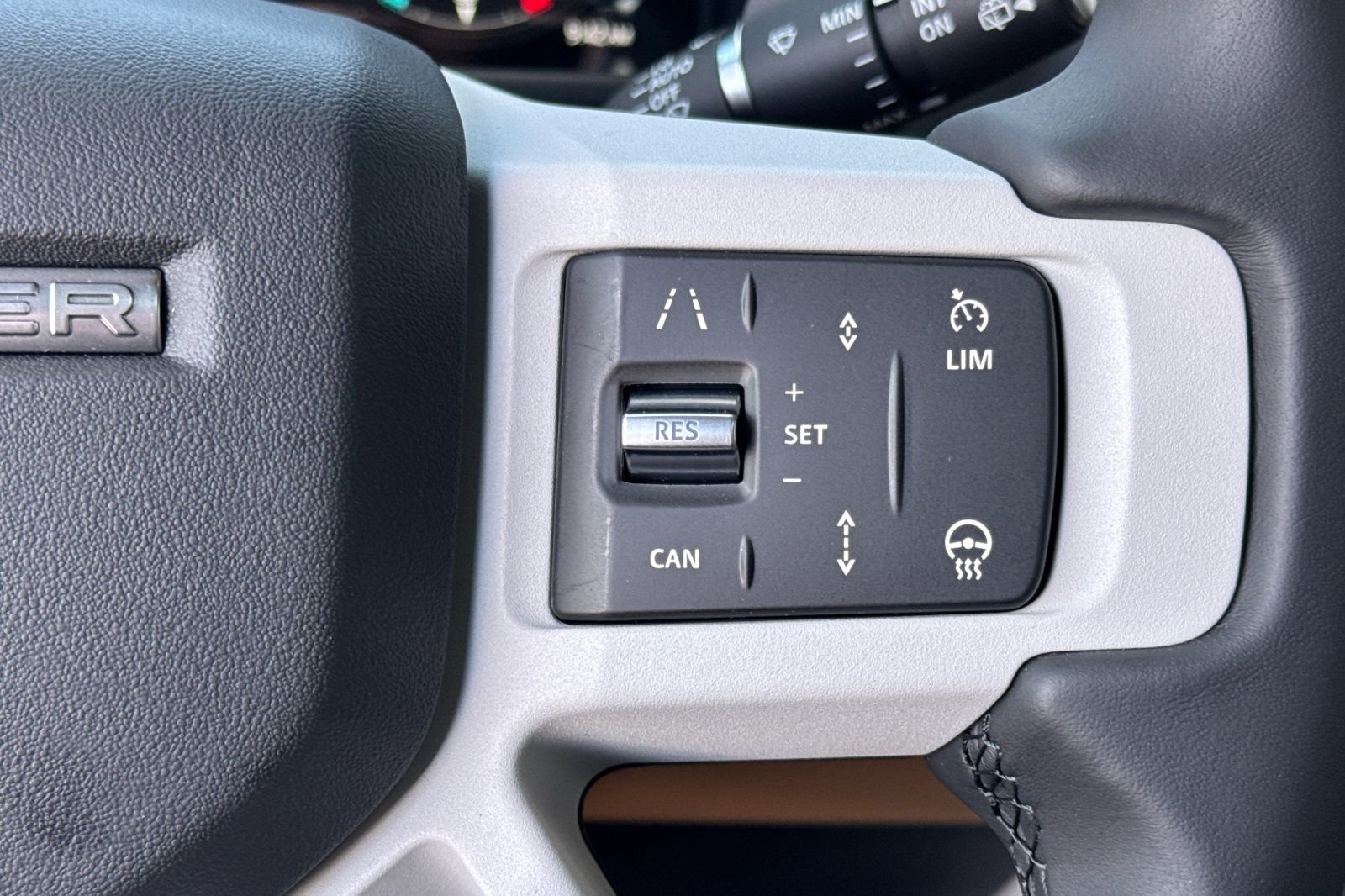 2026 Land Rover Defender X-Dynamic SE - Photo 29
