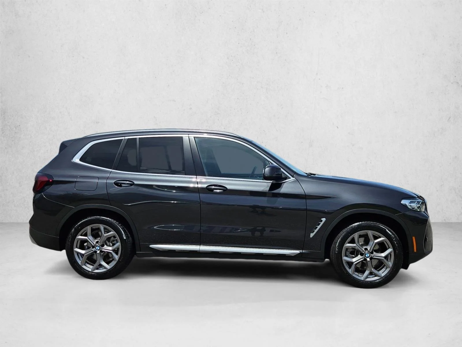 Used 2024 Dark Graphite Metallic BMW xDrive30i image 4