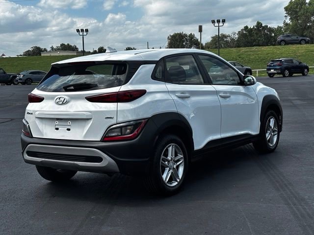 Used 2022 White Hyundai SE image 7